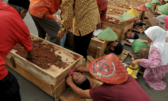 Aksi warga Telukjambe kubur diri di depan Istana