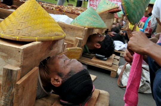 Aksi warga Telukjambe kubur diri di depan Istana