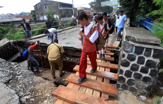 Begini kondisi jembatan amblas di Jalan Pitara Raya Depok