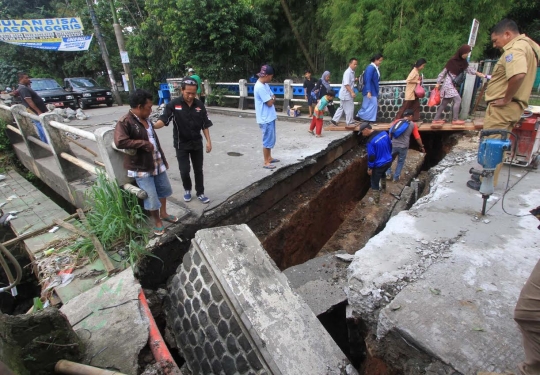 Begini kondisi jembatan amblas di Jalan Pitara Raya Depok