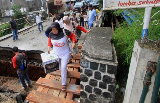 Begini kondisi jembatan amblas di Jalan Pitara Raya Depok