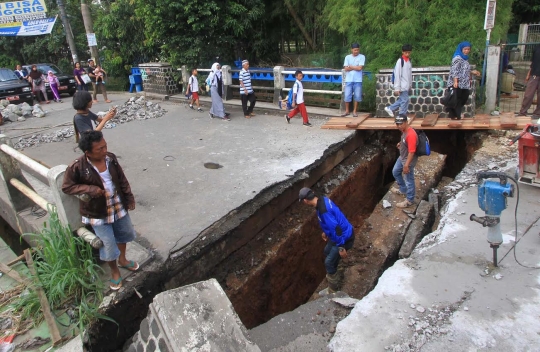 Begini kondisi jembatan amblas di Jalan Pitara Raya Depok