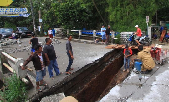 Begini kondisi jembatan amblas di Jalan Pitara Raya Depok