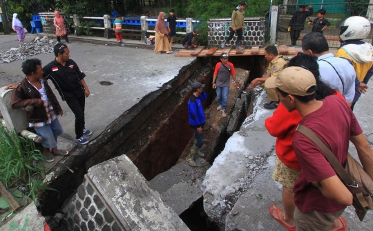 Begini kondisi jembatan amblas di Jalan Pitara Raya Depok