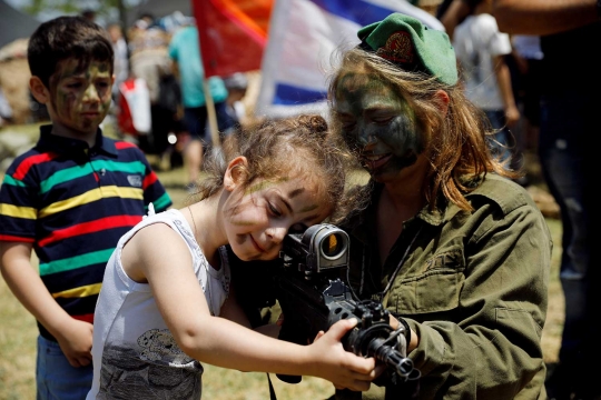 Aksi bocah Israel menjajal senjata-senjata militer