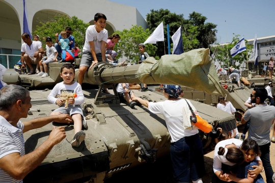 Aksi bocah Israel menjajal senjata-senjata militer