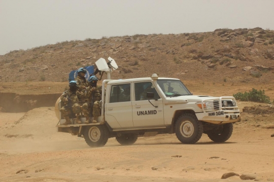 Aksi pasukan Garuda TNI patroli di Sudan