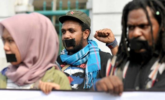 Aksi aktivis dan mahasiswa tuntut kebebasan pers di Papua