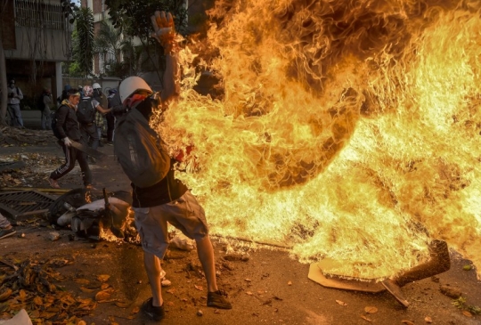 Menegangkan, demonstran penentang Presiden Maduro terbakar