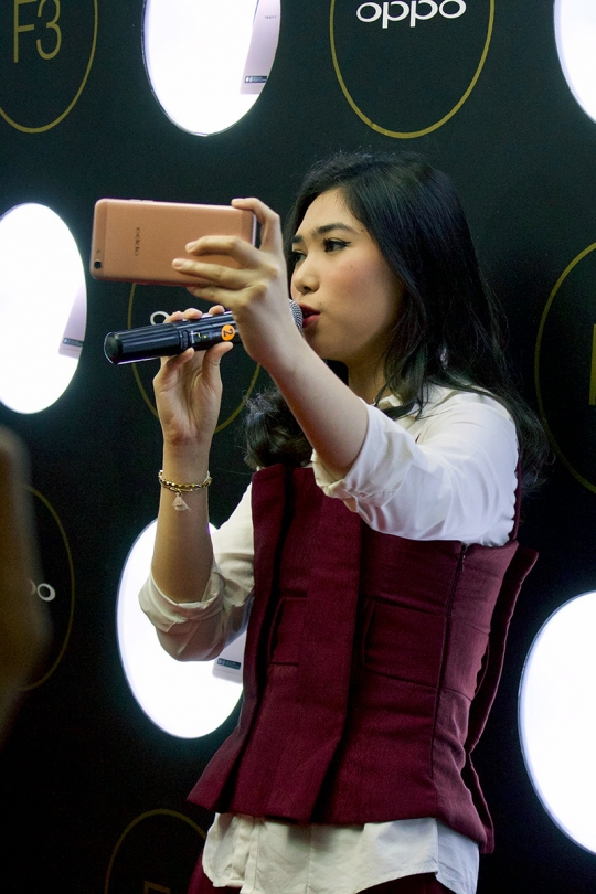 Penampilan cantik Raisa dan Isyana duet bareng di peluncuran Oppo F3
