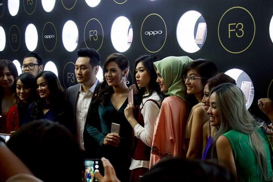 Penampilan cantik Raisa dan Isyana duet bareng di peluncuran Oppo F3