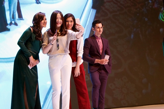 Penampilan cantik Raisa dan Isyana duet bareng di peluncuran Oppo F3