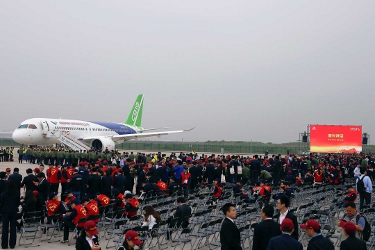 Reaksi warga China saat Comac C919 buatan negerinya terbang perdana