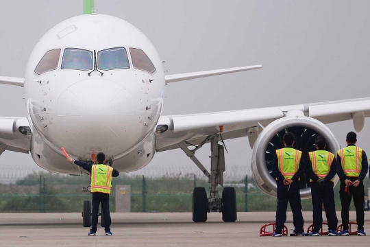 Reaksi warga China saat Comac C919 buatan negerinya terbang perdana