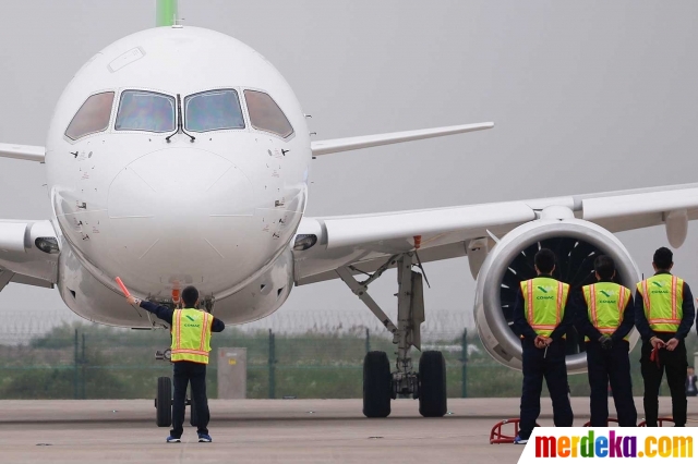 Foto : Reaksi warga China saat Comac C919 buatan negerinya 