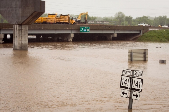 Penampakan jalan tol di AS berubah jadi lautan akibat banjir