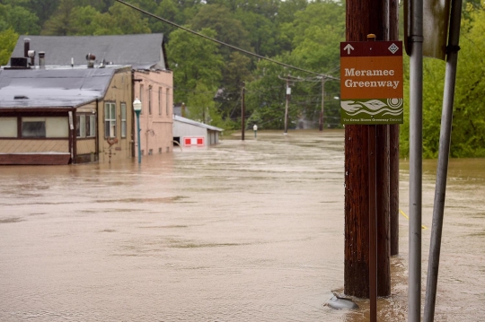 Penampakan jalan tol di AS berubah jadi lautan akibat banjir