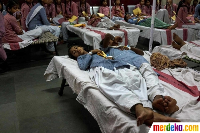Foto : 100 Pelajar India dilarikan ke RS usai menghirup 