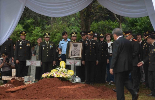 Kapolri Tito letakkan bunga di makam Jenderal Pol Widodo Budidarmo