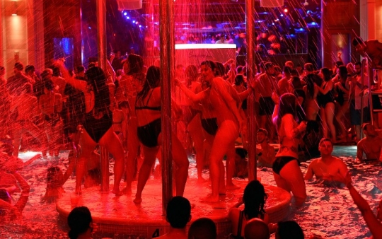 Keglamoran pesta pembukaan NightSwim di Las Vegas