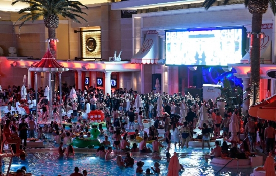 Keglamoran pesta pembukaan NightSwim di Las Vegas