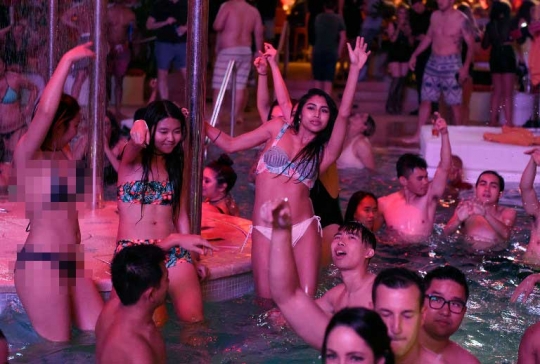Keglamoran pesta pembukaan NightSwim di Las Vegas