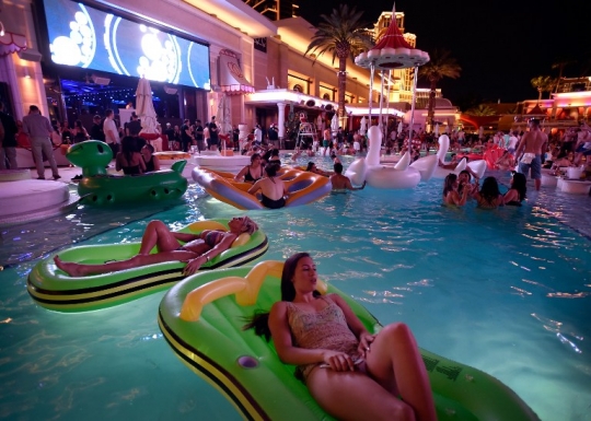 Keglamoran pesta pembukaan NightSwim di Las Vegas