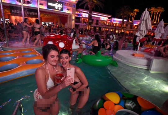 Keglamoran pesta pembukaan NightSwim di Las Vegas