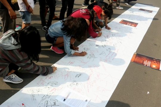 Pengunjung CFD tandatangani petisi tolak kenaikan tarif listrik