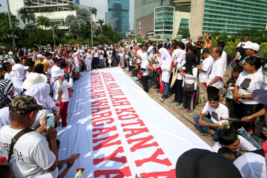 Aksi Sejuta Bunga untuk Anies-Sandi di Car Free Day