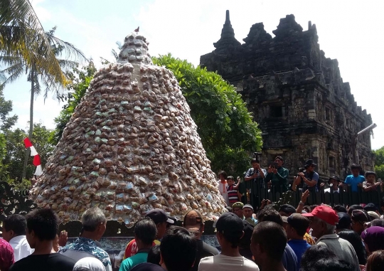 Keseruan warga Sleman serbu gunungan ayam goreng setinggi 4 meter