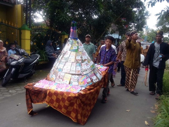 Keseruan warga Sleman serbu gunungan ayam goreng setinggi 4 meter