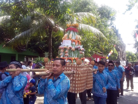 Keseruan warga Sleman serbu gunungan ayam goreng setinggi 4 meter