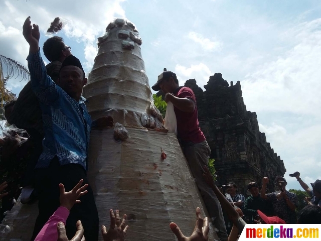 Foto Keseruan warga Sleman  serbu gunungan ayam  goreng  