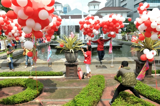 Penampakan ribuan balon merah putih penuhi Balai Kota