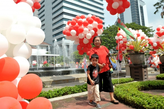 Penampakan ribuan balon merah putih penuhi Balai Kota