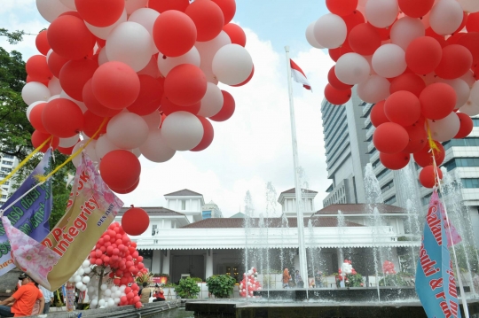 Penampakan ribuan balon merah putih penuhi Balai Kota