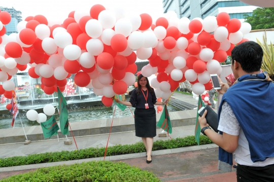 Penampakan ribuan balon merah putih penuhi Balai Kota