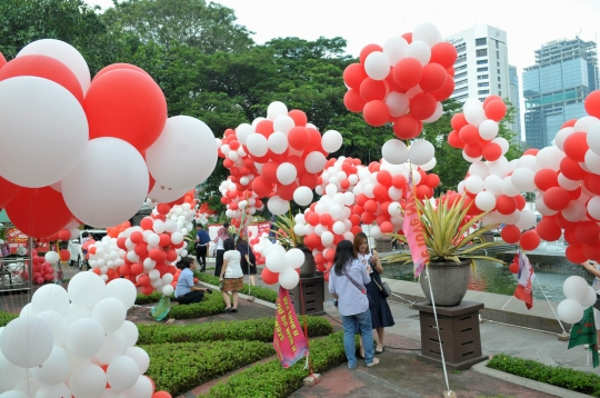 Penampakan ribuan balon merah putih penuhi Balai Kota