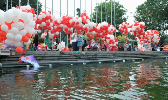 Penampakan ribuan balon merah putih penuhi Balai Kota