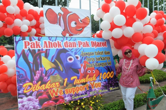 Penampakan ribuan balon merah putih penuhi Balai Kota