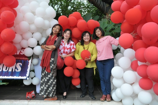 Penampakan ribuan balon merah putih penuhi Balai Kota