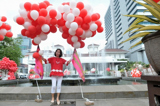 Penampakan ribuan balon merah putih penuhi Balai Kota