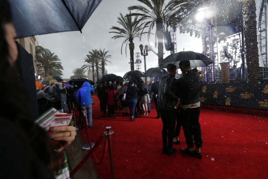 Momen hujan es kacaukan karpet merah MTV Movie Awards 2017
