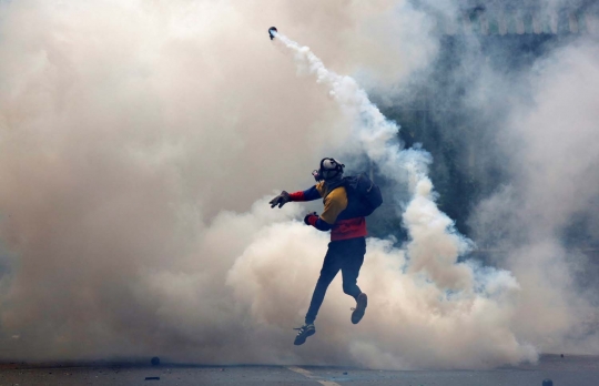 Bentrokan berdarah Venezuela terus berkecamuk