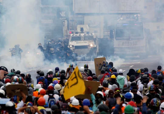 Bentrokan berdarah Venezuela terus berkecamuk