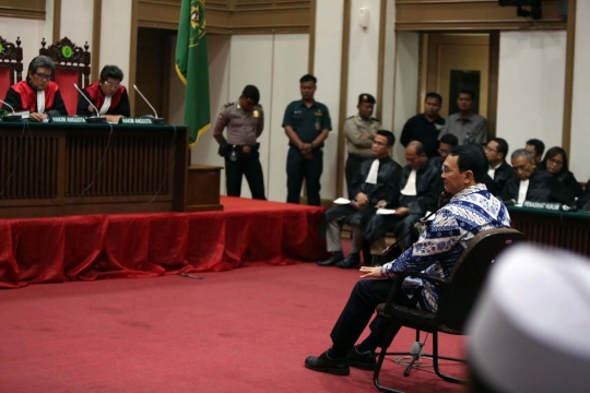 Ekspresi Ahok usai divonis 2 tahun penjara