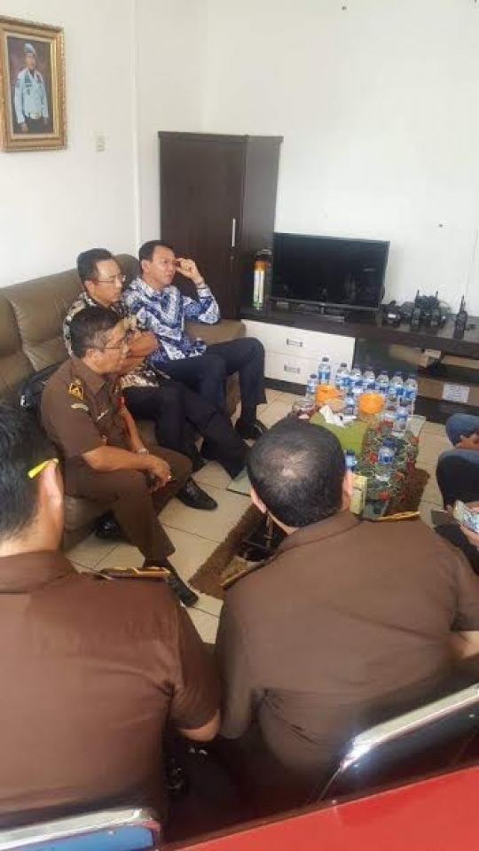 Ahok dikelilingi petugas Kejaksaan ketika tiba di Rutan Cipinang