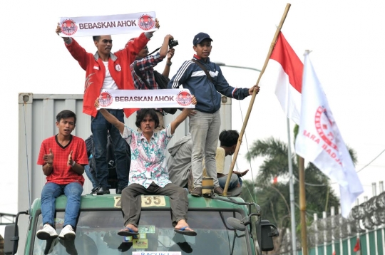 Tuntut Ahok bebas, pendukung tumpah blokir jalan LP Cipinang