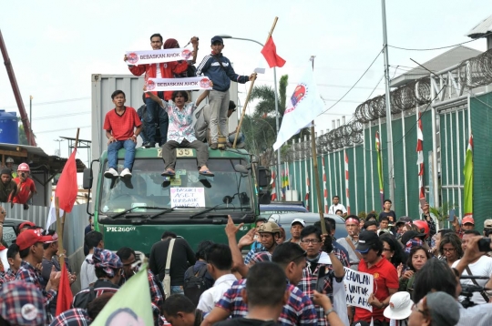 Tuntut Ahok bebas, pendukung tumpah blokir jalan LP Cipinang